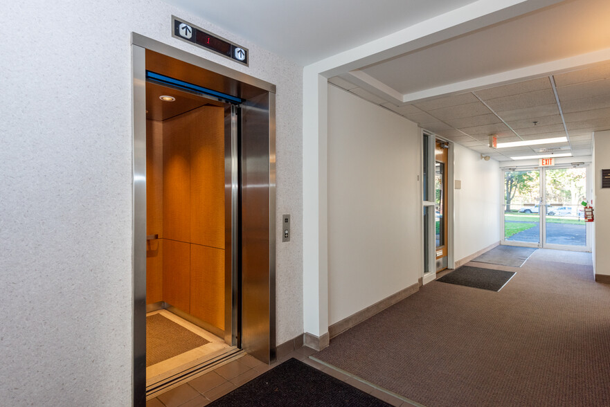 50 Salem St, Lynnfield, MA for lease - Lobby - Image 3 of 12