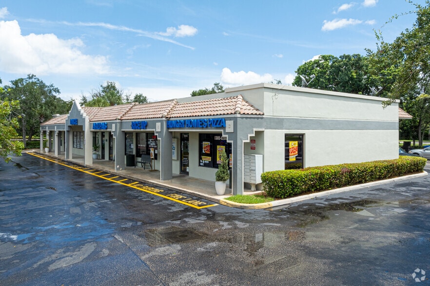 16602 Saddle Club Rd, Weston, FL à louer - Photo du bâtiment - Image 2 de 11