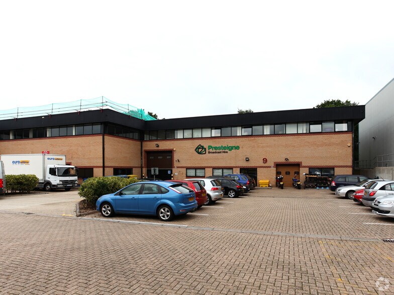 Newton Rd, Crawley à louer - Photo du bâtiment - Image 3 de 4