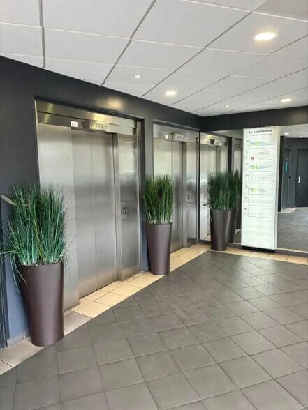 Bureau dans Joinville-le-Pont à louer - Hall d’entrée - Image 2 de 9