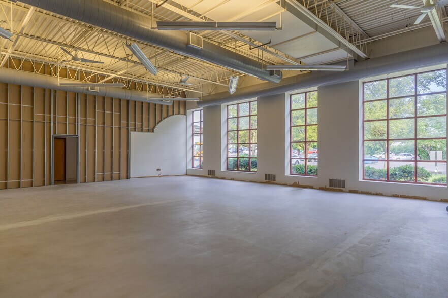 10400 Drummond Rd, Philadelphia, PA à louer - Photo du bâtiment - Image 3 de 6