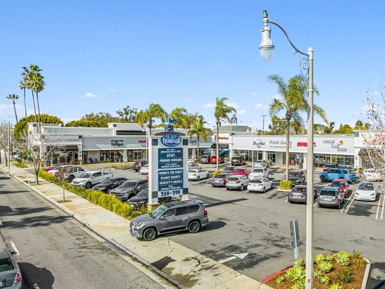 250 E 17th St, Costa Mesa, CA à louer - Photo du bâtiment - Image 3 de 6