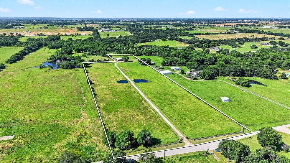 12041 Bell Rd, Pilot Point, TX à vendre - Photo du bâtiment - Image 3 de 15