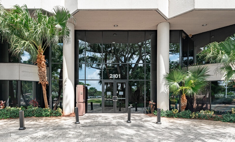 2101 W Commercial Blvd, Fort Lauderdale, FL for lease - Building Photo - Image 2 of 13
