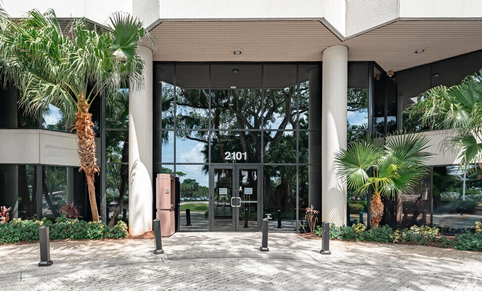 2101 W Commercial Blvd, Fort Lauderdale, FL à louer - Photo du bâtiment - Image 2 de 13