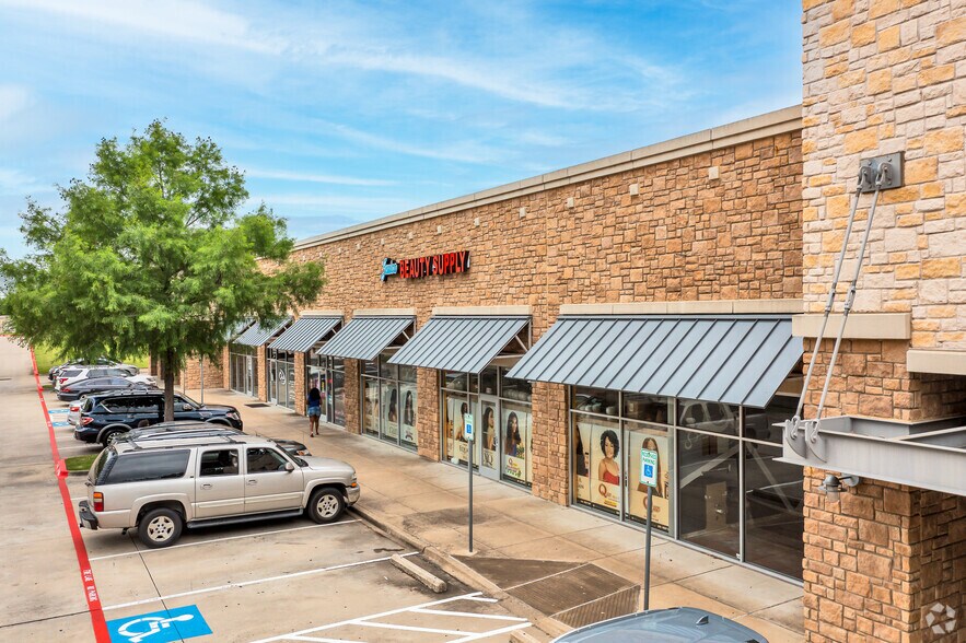 1651 W Eldorado Pky, McKinney, TX à louer - Photo du bâtiment - Image 1 de 6