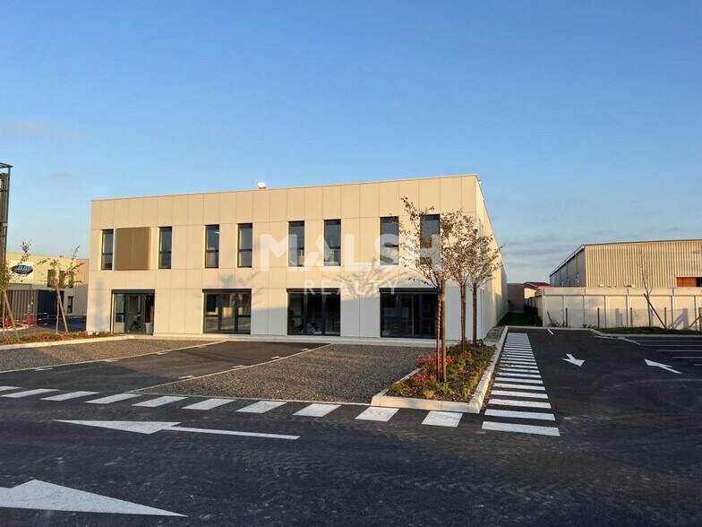 Flex dans Décines-Charpieu à louer - Photo du bâtiment - Image 1 de 9
