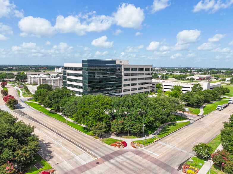 6002 Rogerdale Rd, Houston, TX à louer - Photo du bâtiment - Image 3 de 26