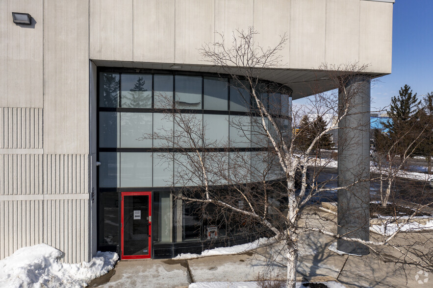 390 Chrysler Dr, Brampton, ON for lease - Building Photo - Image 3 of 4