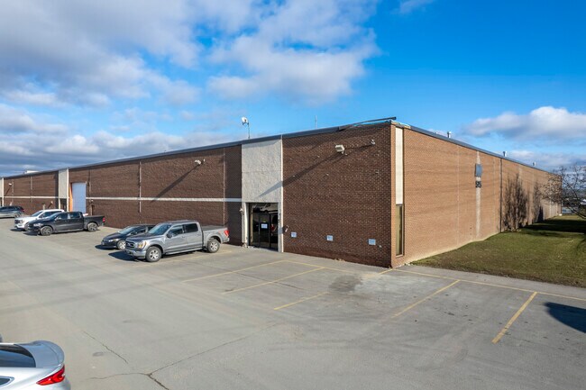 Plus de détails pour 575 Bowes Rd, Concord, ON - Industriel à louer