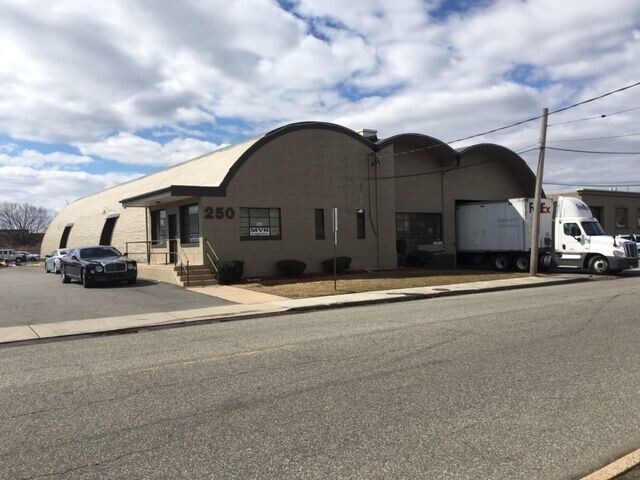 250 North St, Teterboro, NJ à louer - Photo du bâtiment - Image 2 de 6