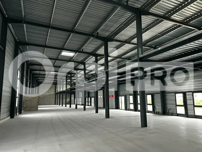 Flex in Bourgoin-Jallieu for lease - Interior Photo - Image 2 of 5