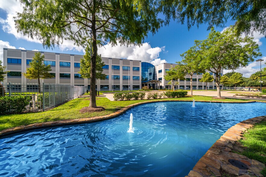 10777 Clay Rd, Houston, TX à louer - Photo du bâtiment - Image 3 de 25