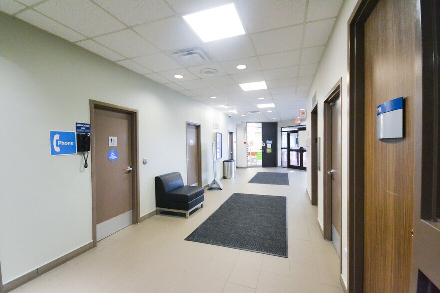 1620 29th St NW, Calgary, AB à louer - Photo du bâtiment - Image 3 de 7