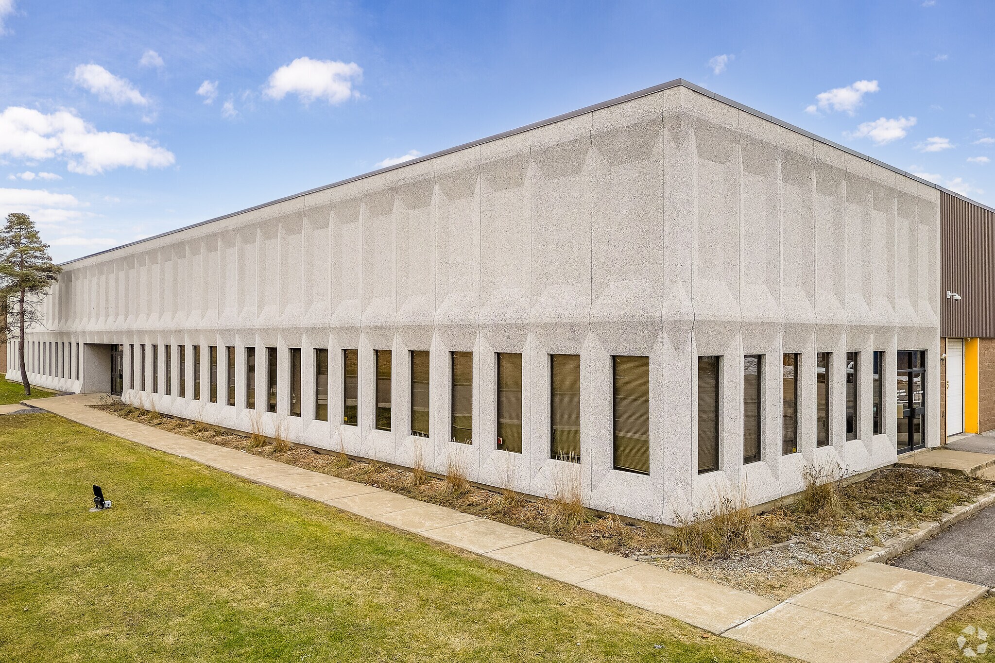 6000 Boul Thimens, Montréal, QC for sale Primary Photo- Image 1 of 1