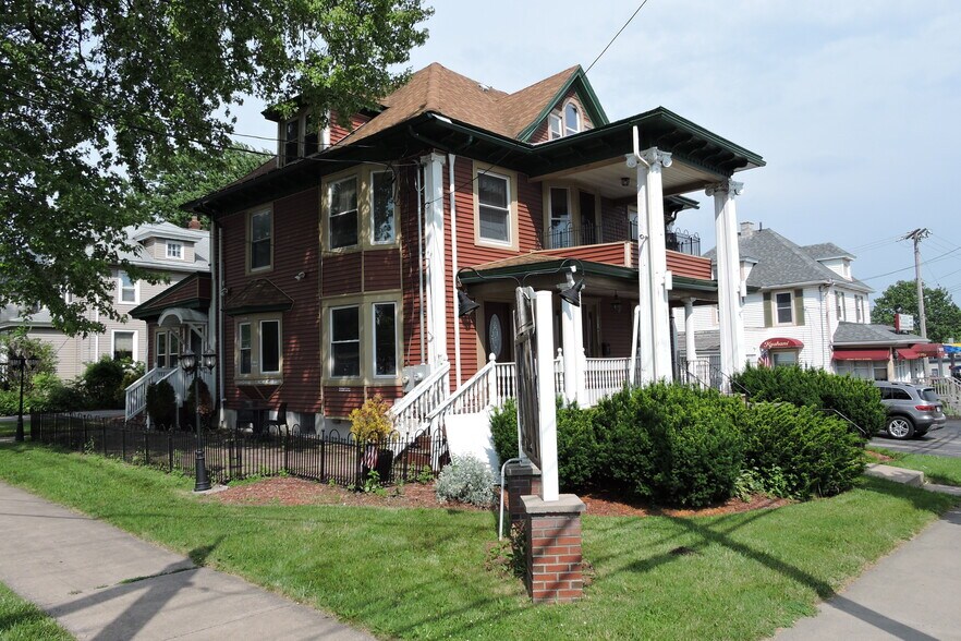 514 Oswego St, Liverpool, NY for sale - Building Photo - Image 1 of 24