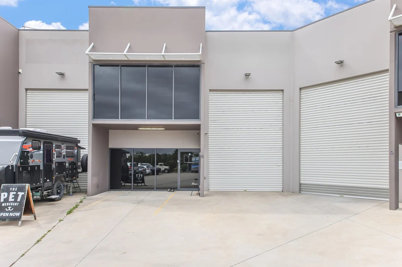 5-7 Lone Pine Pl, Smeaton Grange for lease Primary Photo- Image 1 of 2