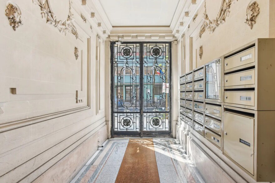 Retail in Paris for lease - Lobby - Image 2 of 2