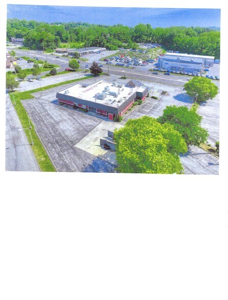 2255 South Rd, Poughkeepsie, NY à vendre - Photo du bâtiment - Image 3 de 11