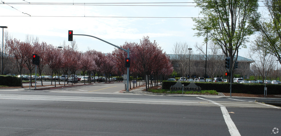 230 W Tasman Dr, San Jose, CA à louer - Photo du bâtiment - Image 3 de 10