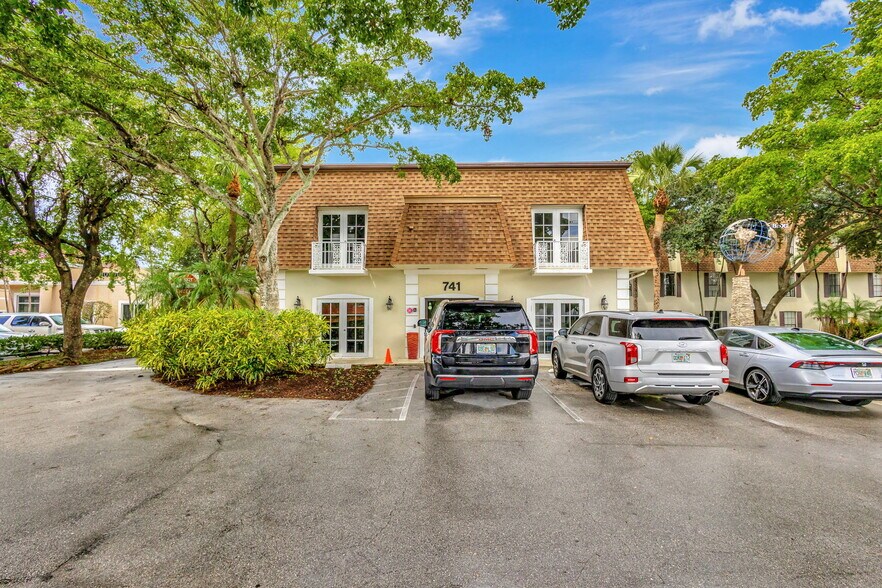 745 Us Highway 1, North Palm Beach, FL à louer - Photo du bâtiment - Image 2 de 8