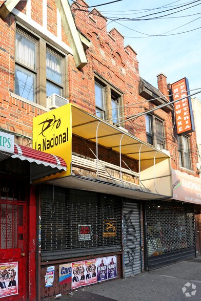 4116 Junction Blvd, Flushing, NY à louer - Photo du bâtiment - Image 3 de 7