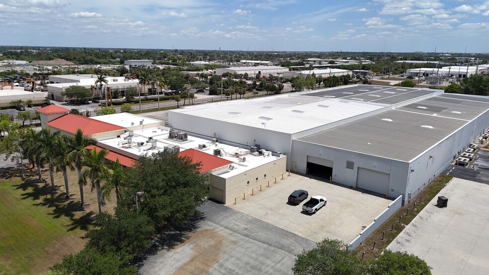 2996 Hanson St, Fort Myers, FL for lease - Building Photo - Image 2 of 10