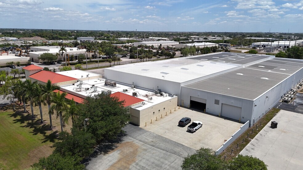 2996 Hanson St, Fort Myers, FL à louer - Photo du bâtiment - Image 2 de 10