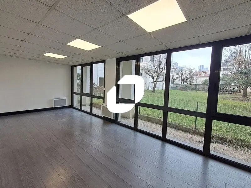 Office in Courbevoie for lease Interior Photo- Image 1 of 11