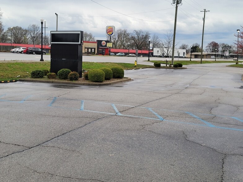 1495 E 10th St, Jeffersonville, IN for lease - Building Photo - Image 3 of 7