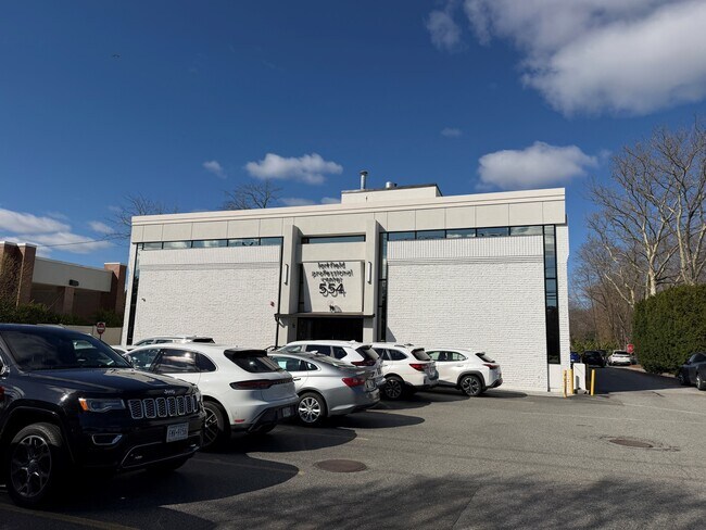 Plus de détails pour 554 Larkfield Rd, East Northport, NY - Bureau à vendre