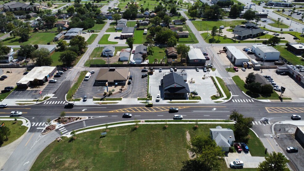 418 Main St, Jenks, OK à vendre - Photo du bâtiment - Image 2 de 12