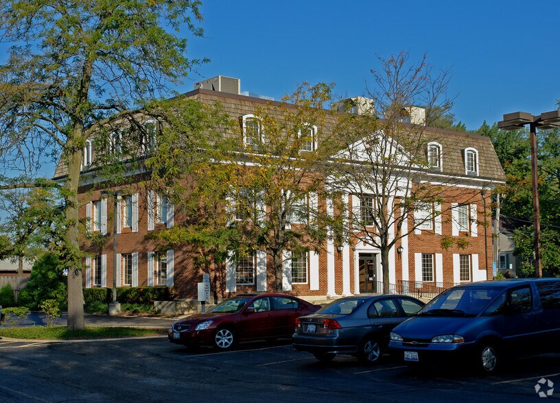 325 N Hough St, Barrington, IL à louer - Photo du bâtiment - Image 3 de 11