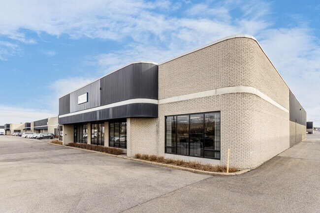 Plus de détails pour 3450-3560 Boul Poirier, Montréal, QC - Industriel à louer