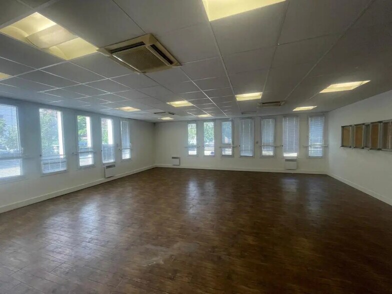 Office in Bordeaux for lease - Building Photo - Image 3 of 15