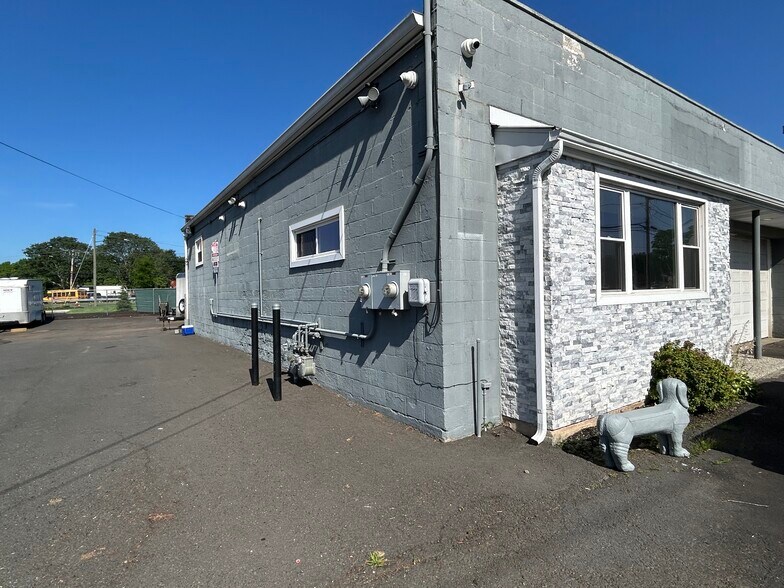 151 Kitts Ln, Newington, CT à louer - Photo du bâtiment - Image 2 de 5