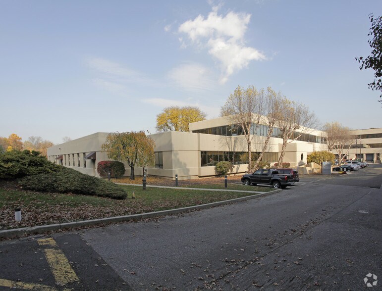 9 Riverbend, Stamford, CT à louer - Photo du bâtiment - Image 1 de 1