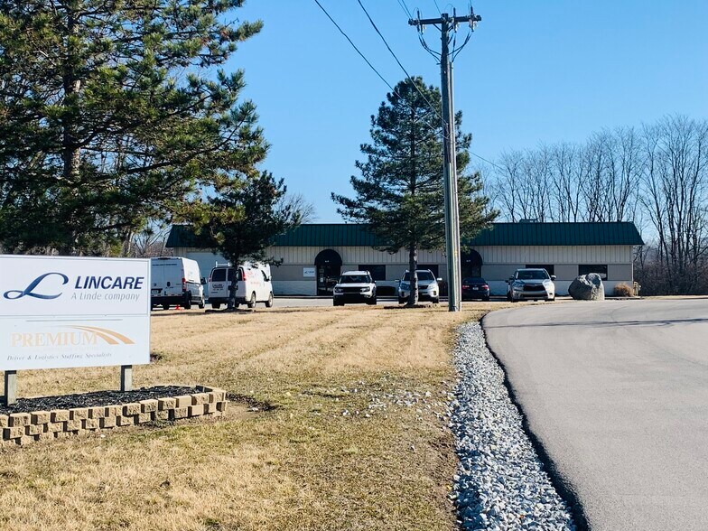 615 Commerce Rd, Richmond, IN à louer - Photo du bâtiment - Image 3 de 13