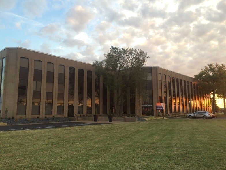 101 Plaza East Blvd, Evansville, IN for lease - Primary Photo - Image 1 of 10