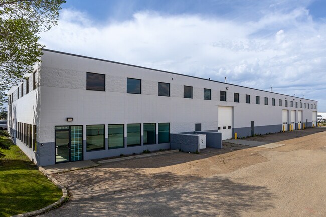 Plus de détails pour 9550 & 9508 45 AV INVESTMENT OPPORTUNITY – Industriel à vendre, Edmonton, AB