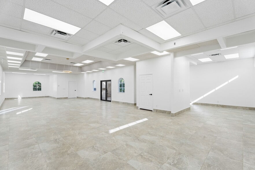 1120 Village Lakes Blvd, Lehigh Acres, FL for lease - Building Photo - Image 3 of 25
