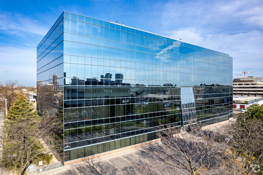 18 Wynford Dr, Toronto, ON à louer - Photo du bâtiment - Image 2 de 4