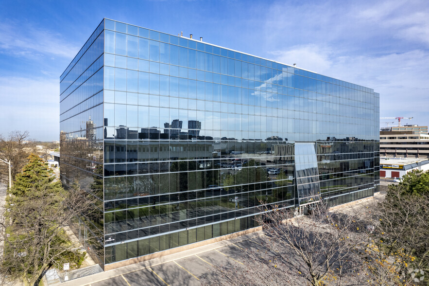 18 Wynford Dr, Toronto, ON à louer - Photo du bâtiment - Image 2 de 4