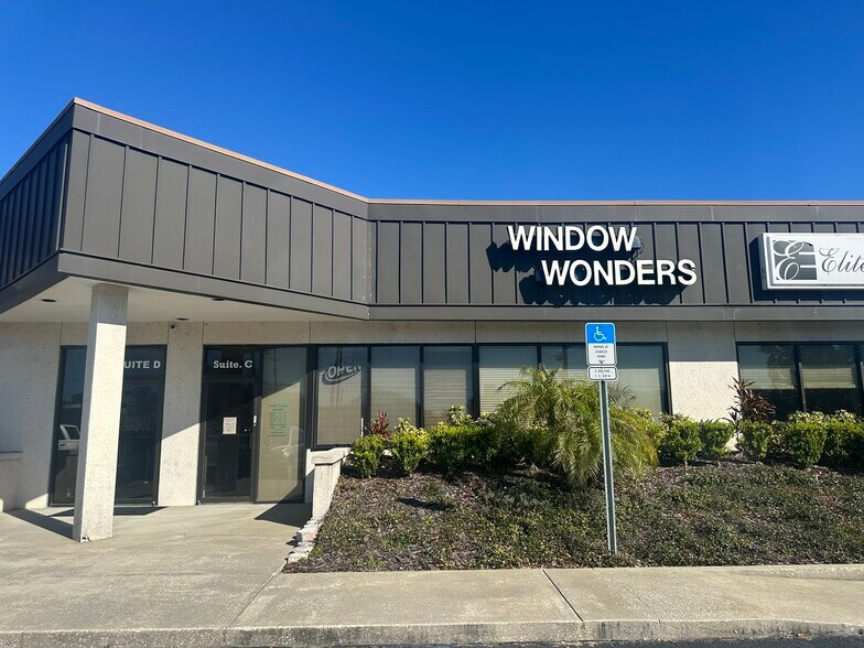 105 N Falkenburg Rd, Tampa, FL à louer - Photo principale - Image 1 de 7