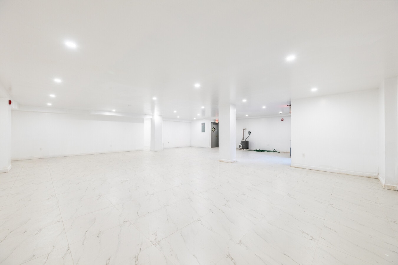 2066 85th St, Brooklyn, NY 11214 - Unité CF -  - Photo intérieure - Image 2 of 11