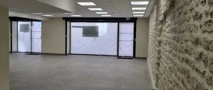 Retail in Paris for lease Interior Photo- Image 1 of 10