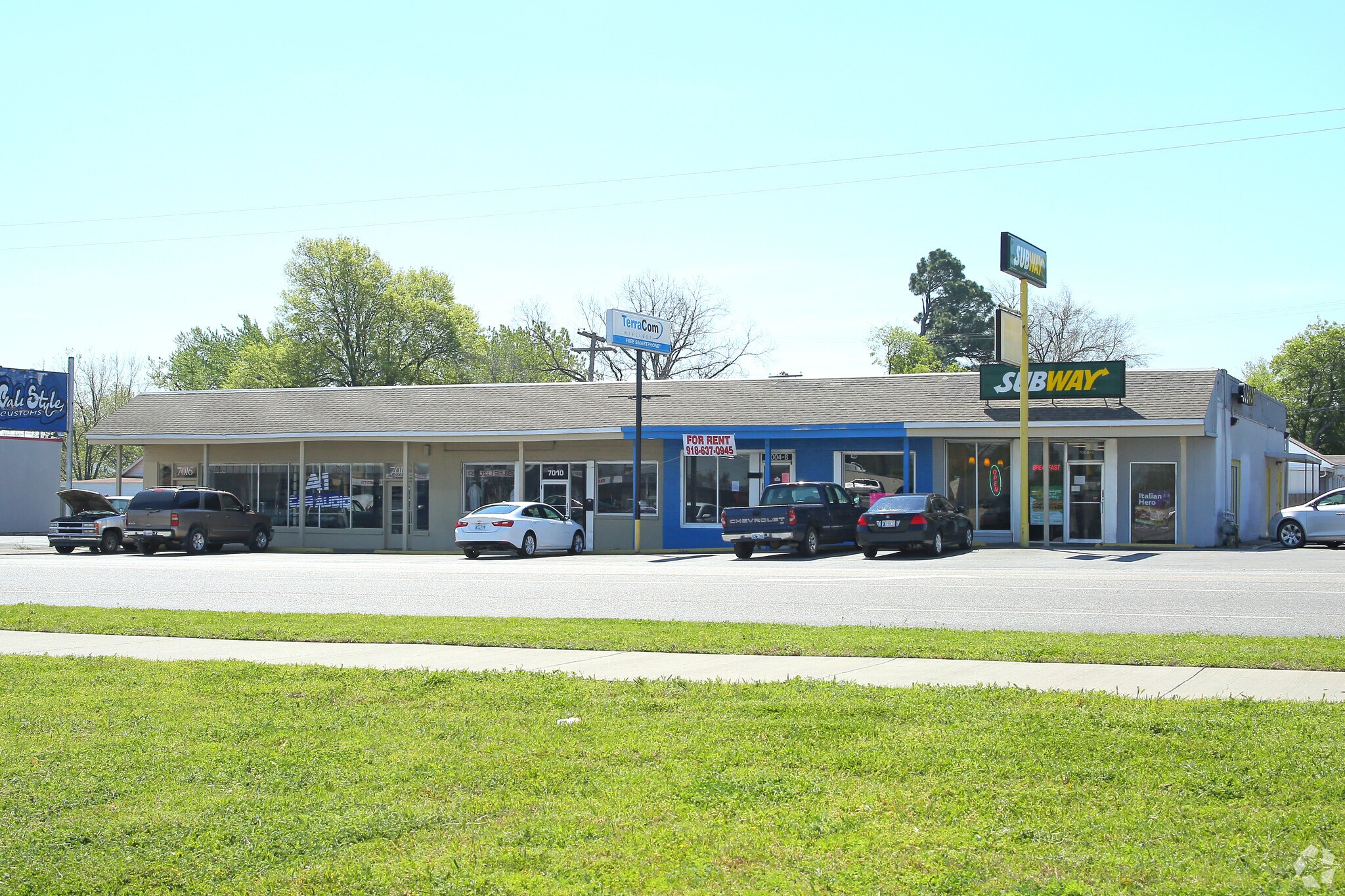 7002-7016 E Admiral Pl, Tulsa, OK à louer Photo du bâtiment- Image 1 de 3