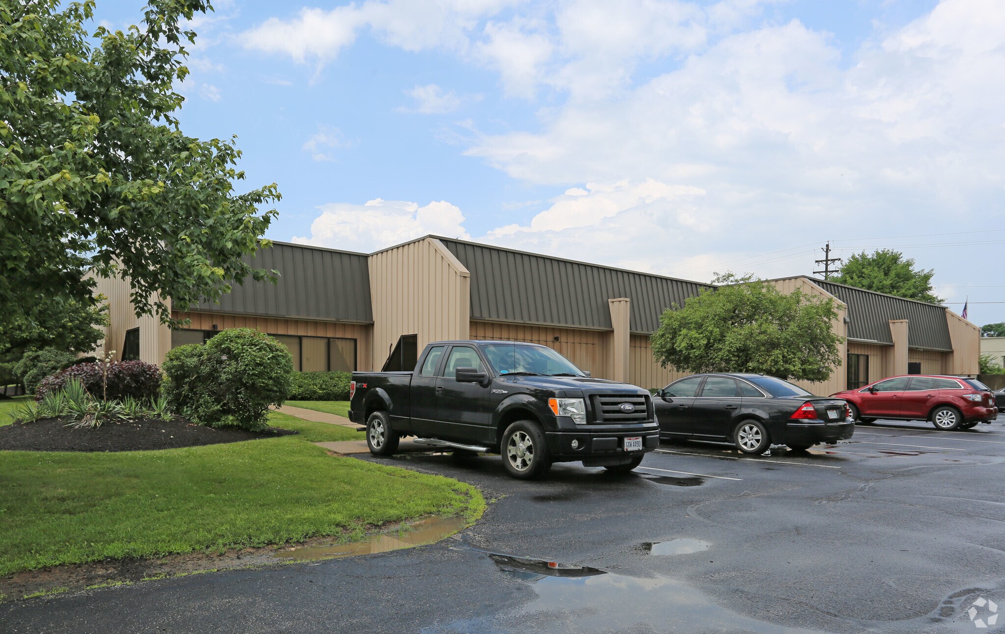 700-710 Pleasant Valley Dr, Springboro, OH for lease Building Photo- Image 1 of 3
