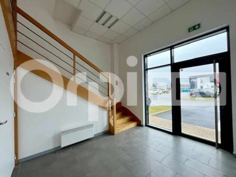 Flex in Lieusaint for lease - Interior Photo - Image 3 of 11
