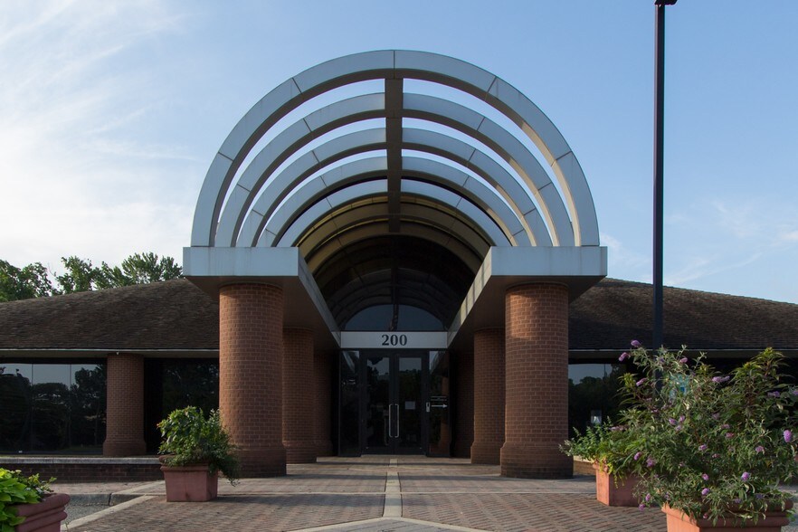 200 Enterprise Dr, Newport News, VA à louer - Photo du bâtiment - Image 3 de 12